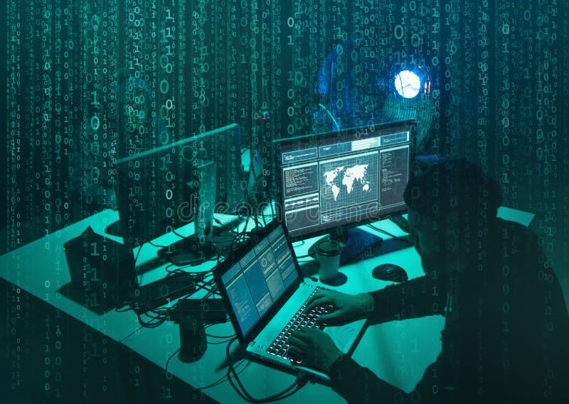 Gewilde hakkers die virus coderen die ransomware laptops en computers met behulp van Cyberaanval, systeem het breken en malware c royalty-vrije stock afbeeldingen Gewilde hakkers die virus coderen die ransomware laptops en computers met behulp van Cyberaanval, systeem het breken en malware c royalty-vrije stock afbeeldingen