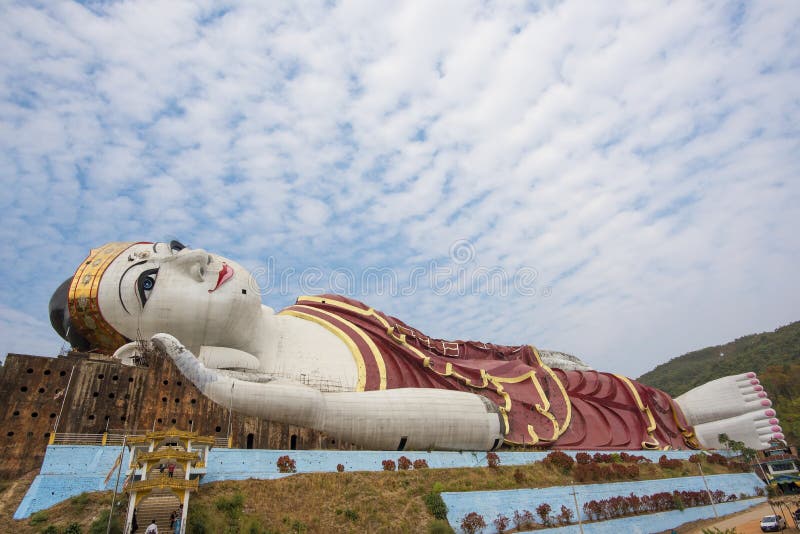 Gewinnen Sie Sein Taw Ya, das größte stützende Buddha-Bild in der Welt, in Kyauktalon Taung, nahe Mawlamyine, Myanmar