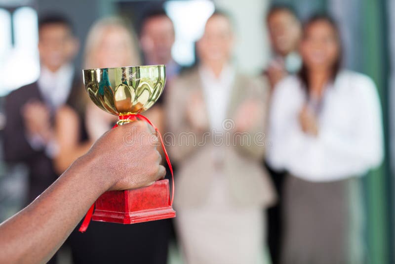 Gewinnende Trophäe des Teams lizenzfreie stockbilder Gewinnende Trophäe des Teams lizenzfreie stockbilder