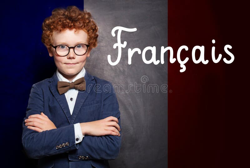 Gewissenswerter Junge mit Kreuzwaffen auf französischer Flagge mit der Aufschrift Francais auf Französisch. Bildung und Studienspr lizenzfreie stockbilder