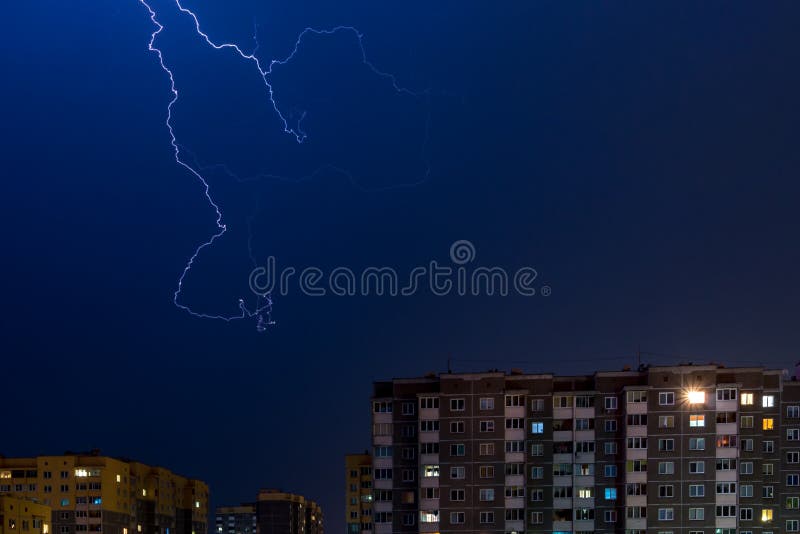 Gewitter mit Blitzbolzenstreik über Stadt Momentblitz stockfotografie Gewitter mit Blitzbolzenstreik über Stadt Momentblitz stockfotografie