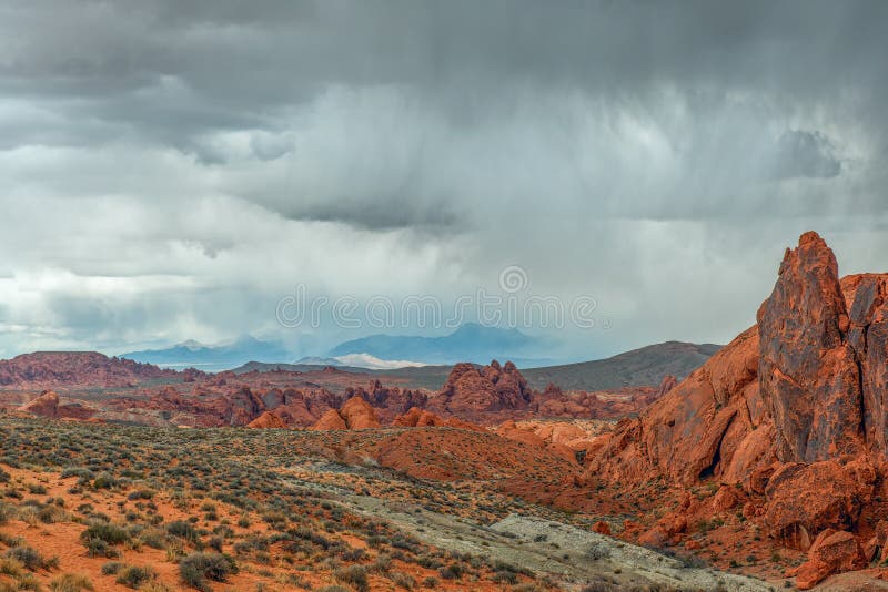Gewitter über Sandsteinformationen im Tal des Feuer-Nationalparks nevada USA lizenzfreies stockfoto Gewitter über Sandsteinformationen im Tal des Feuer-Nationalparks nevada USA lizenzfreies stockfoto