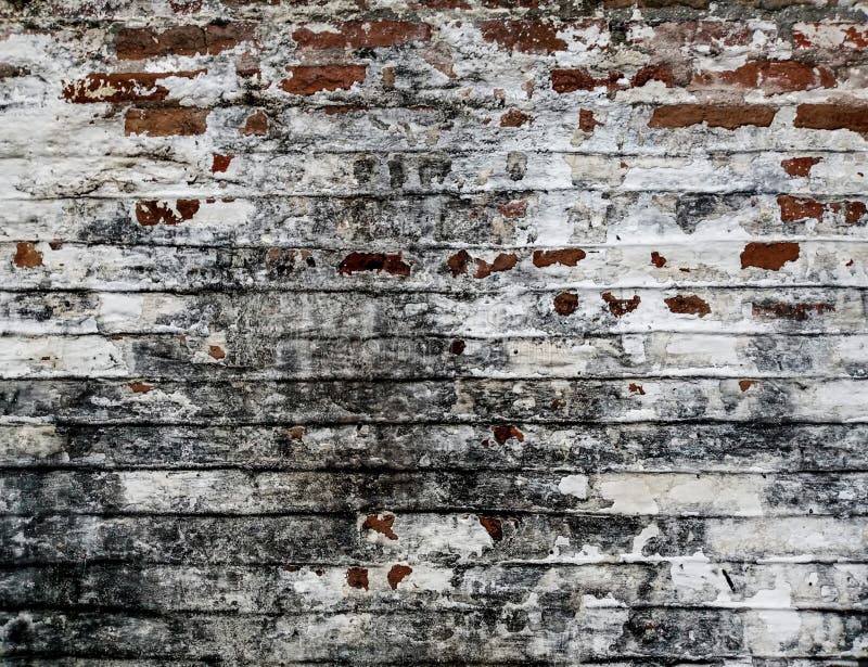 Gewitterte Ziegelwand Textur in Roadside stockfoto