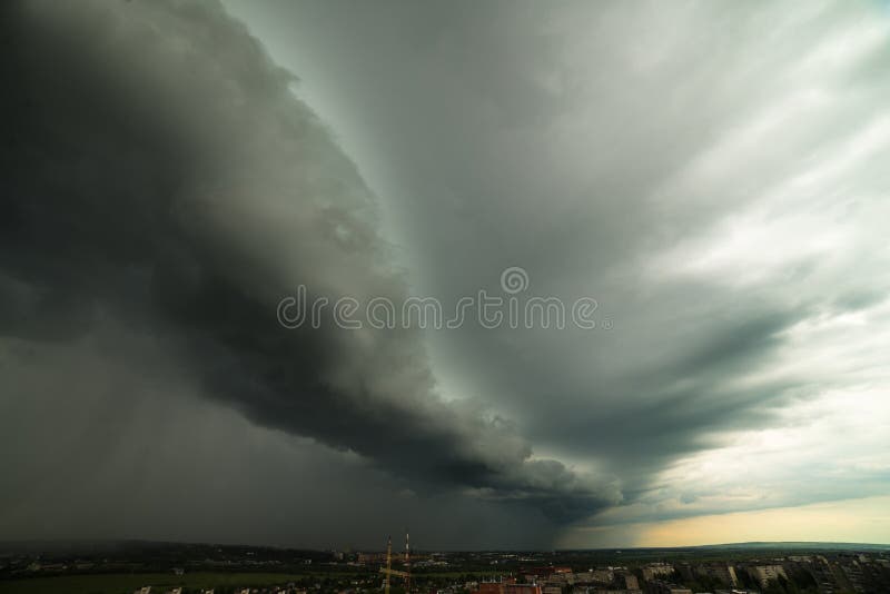 Gewitterwolken über der Sommerstadt lizenzfreie stockfotografie Gewitterwolken über der Sommerstadt lizenzfreie stockfotografie