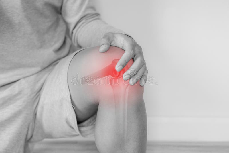 Gewrichtspijn, Artritis en peesproblemen een man die een knie aanraakt op het pijnpunt