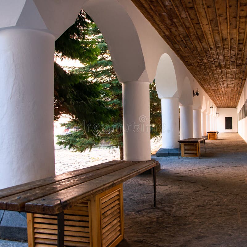 Gew?lbter Korridor im Hof des orthodoxen Rila-Klosters stockbild Gew?lbter Korridor im Hof des orthodoxen Rila-Klosters stockbild