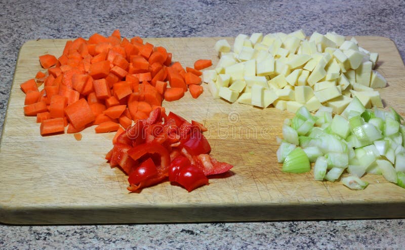 Gewürfeltes oder Hackfleisch Gemüse auf einem hölzernen Verwaltungsrat. lizenzfreies stockfoto