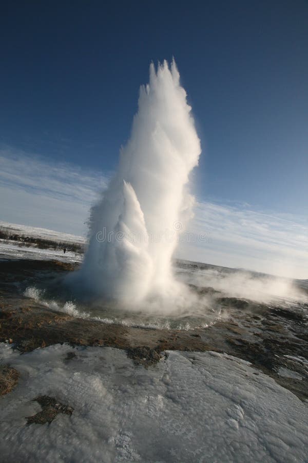 Gejzír streľba do neba na jasné jarný deň na Islande spolu Golden Circle.