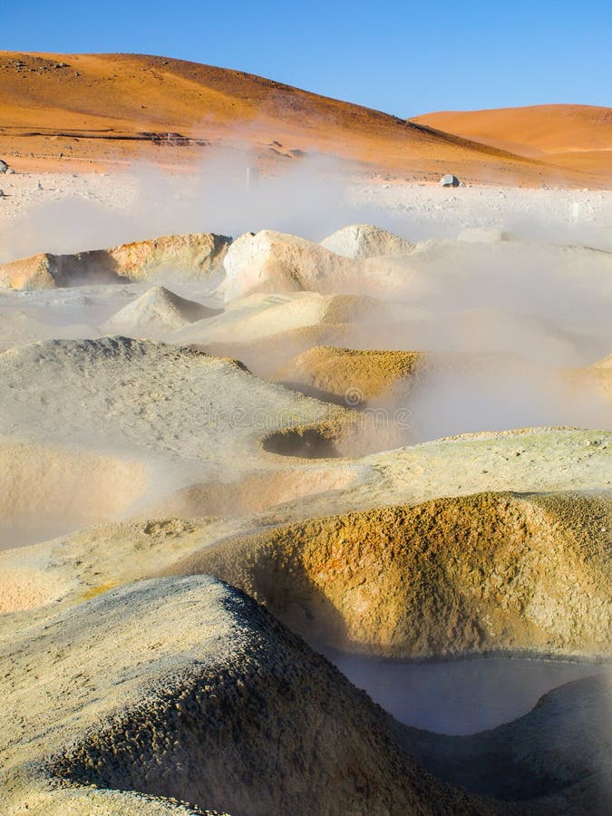 Geyser Sol de Manana en Eduardo Avaroa National Park, Altiplano andin, Bolivie photo libre de droits Geyser Sol de Manana en Eduardo Avaroa National Park, Altiplano andin, Bolivie photo libre de droits