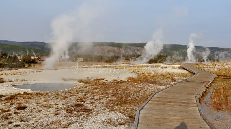 Geysers et lacs thermiques dans Yellowstone photographie stock libre de droits Geysers et lacs thermiques dans Yellowstone photographie stock libre de droits