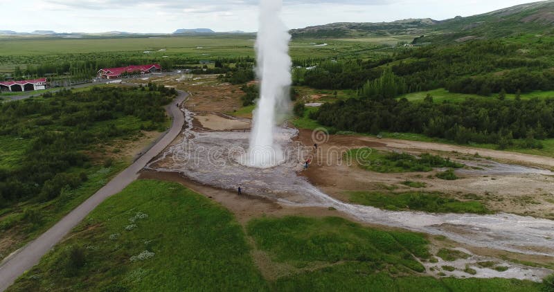 Geysir aérien de geyser strokkur de la vidéo 4k du drone de geyser d'Islande, alias banque de vidéos