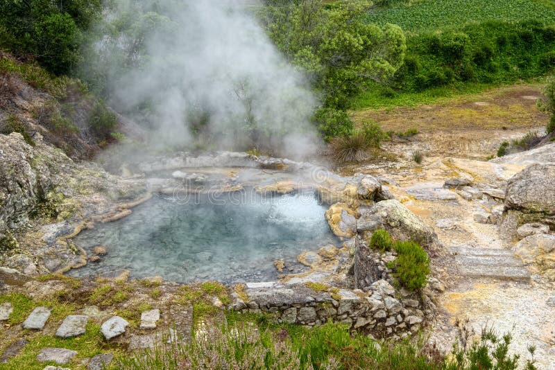 Geysir in Furnas-Stadt, Sao-Miguel-Insel, Azoren, Portugal stockbilder Geysir in Furnas-Stadt, Sao-Miguel-Insel, Azoren, Portugal stockbilder