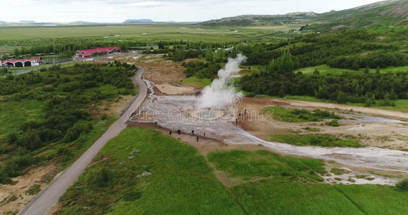 Geysir visuel aérien de geyser strokkur du drone de geyser d'Islande, alias banque de vidéos