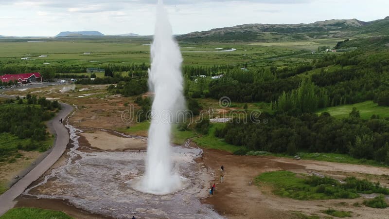 Geysir visuel aérien de geyser strokkur du drone de geyser d'Islande, alias clips vidéos