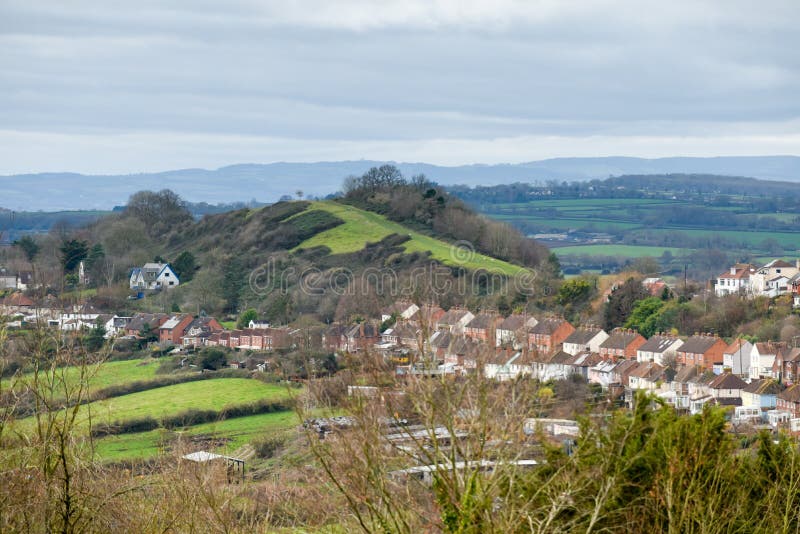 Gezicht op het landschap met kleine engelse stad of dorpje op het platteland met heuvels en velden royalty-vrije stock afbeeldingen Gezicht op het landschap met kleine engelse stad of dorpje op het platteland met heuvels en velden royalty-vrije stock afbeeldingen