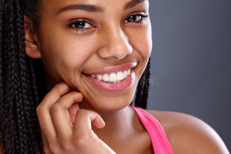 Gezicht van Afro-Amerikaans meisje met aardige glimlach