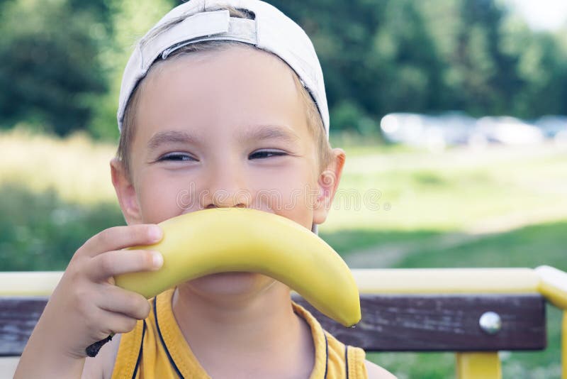 Gezicht van een mooie jonge Kaukasische jongen met banaansnor op aardachtergrond royalty-vrije stock afbeeldingen Gezicht van een mooie jonge Kaukasische jongen met banaansnor op aardachtergrond royalty-vrije stock afbeeldingen