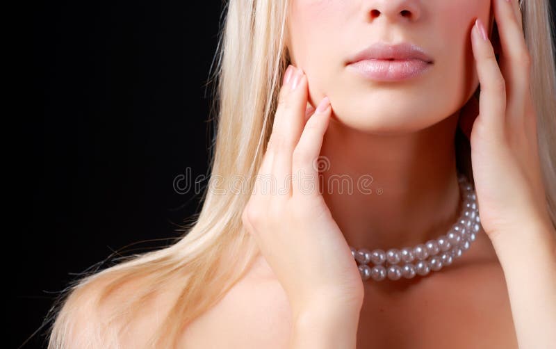 Gezicht van vrouw en parelhalsband royalty-vrije stock afbeeldingen Gezicht van vrouw en parelhalsband royalty-vrije stock afbeeldingen