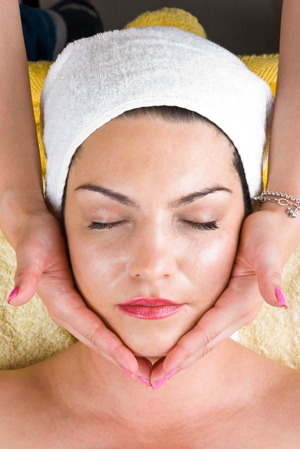 Gezichts massage bij dagelijks kuuroord royalty-vrije stock afbeelding Gezichts massage bij dagelijks kuuroord royalty-vrije stock afbeelding