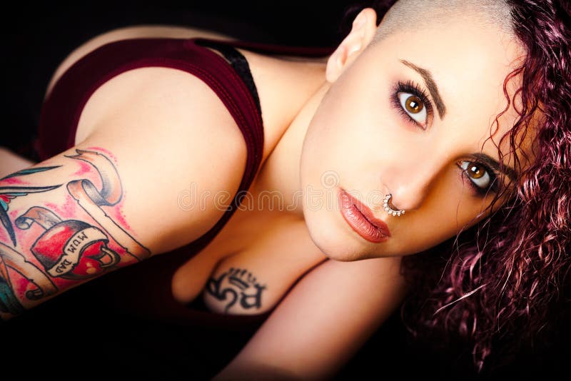 Gezichtsmake-up en tatoegeringen, punkmeisjessamenstelling Geschoren haar royalty-vrije stock afbeeldingen Gezichtsmake-up en tatoegeringen, punkmeisjessamenstelling Geschoren haar royalty-vrije stock afbeeldingen