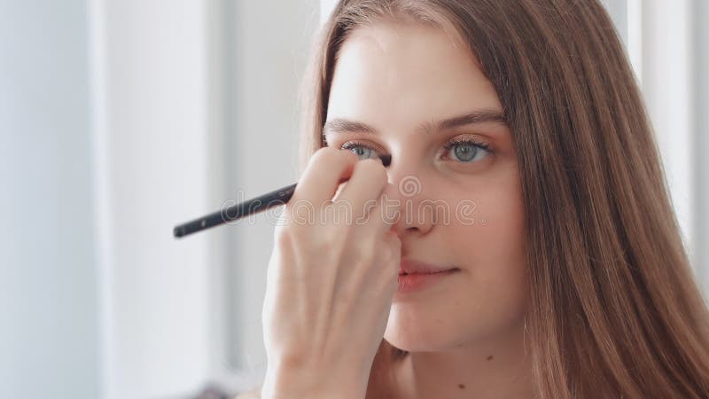 Gezichtsmake - up procedure voor een jong mooi meisje