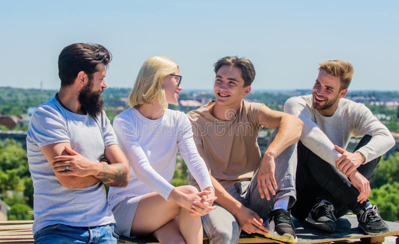 Gezinstradities verschillende jongeren die met elkaar praten vrolijke mannen en meisjes ontspannen groep van vier personen uitste stock foto Gezinstradities verschillende jongeren die met elkaar praten vrolijke mannen en meisjes ontspannen groep van vier personen uitste stock foto