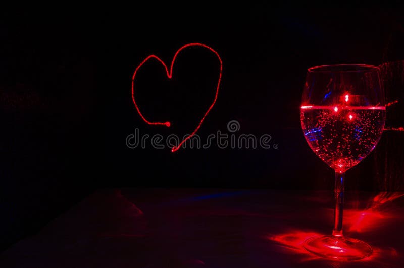 Gezogenes Liebeszeichen Lasers mit Glas des Blasengetränks für Partei und Feier des Valentinsgrußtages lizenzfreie stockbilder Gezogenes Liebeszeichen Lasers mit Glas des Blasengetränks für Partei und Feier des Valentinsgrußtages lizenzfreie stockbilder