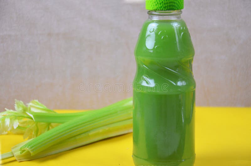 Gezond detoxsap in plastic flessen op zachte oranje achtergrond Kleurrijke flessen Gezonde organische drank verschillend royalty-vrije stock fotografie Gezond detoxsap in plastic flessen op zachte oranje achtergrond Kleurrijke flessen Gezonde organische drank verschillend royalty-vrije stock fotografie