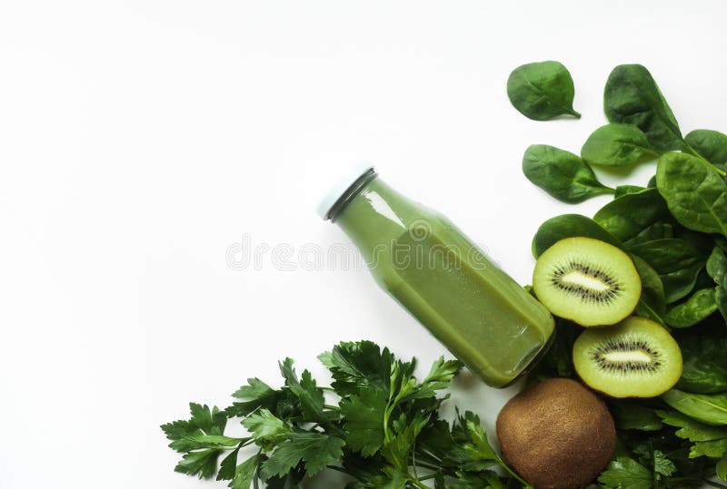 Gezond groen smoothie of sap en ingrediënten op wit - superfoods, detox, dieet, gezondheid, vegetarisch voedselconcept De ruimte