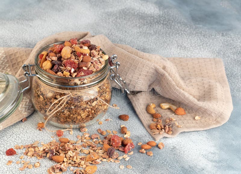 Gezond ontbijt - glaskruiken van havervlokken, granola met droog royalty-vrije stock afbeeldingen Gezond ontbijt - glaskruiken van havervlokken, granola met droog royalty-vrije stock afbeeldingen