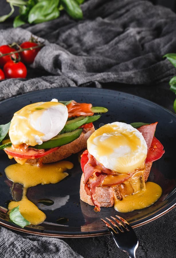 Gezond ontbijt met sandwiches en bruschetta Broodtoosts met Gestroopte eieren of eieren Benedict, groenten, avocado, filetzout royalty-vrije stock fotografie Gezond ontbijt met sandwiches en bruschetta Broodtoosts met Gestroopte eieren of eieren Benedict, groenten, avocado, filetzout royalty-vrije stock fotografie