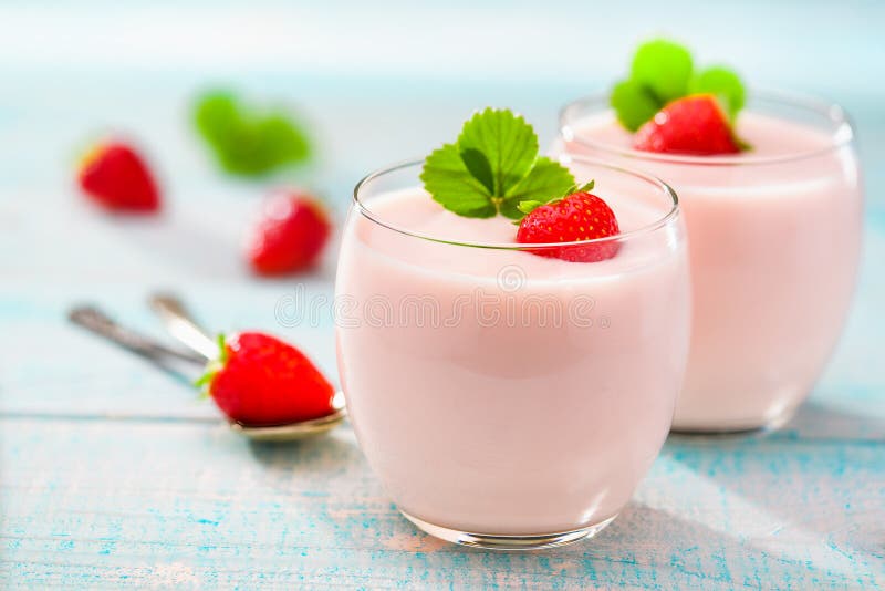 Gezond ontbijt van yoghurt en aardbeien stock fotografie