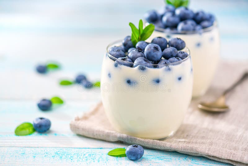 Gezond ontbijt van yoghurt en bosbessen royalty-vrije stock afbeelding