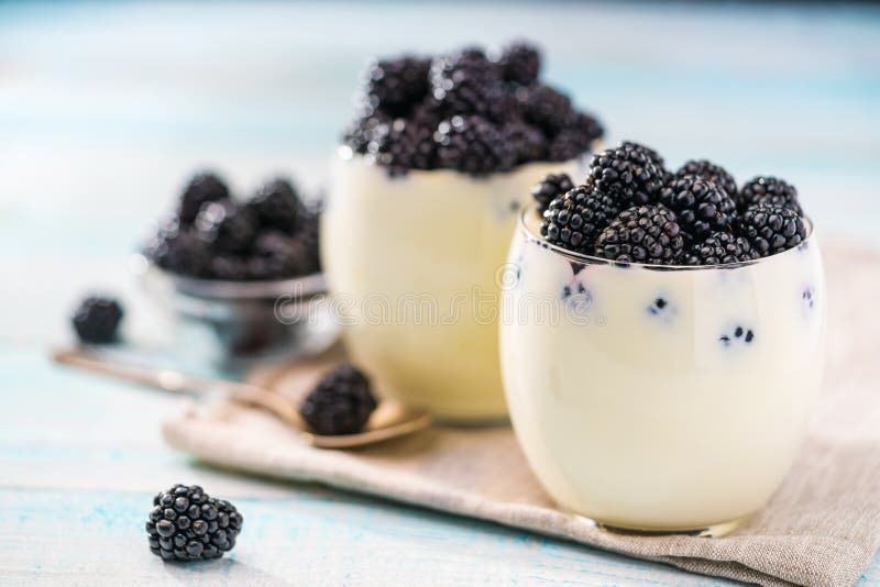 Gezond ontbijt van yoghurt en braambes stock afbeeldingen