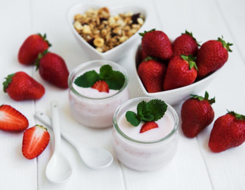 Gezond ontbijt, yoghurt, verse aardbeien en granola stock foto Gezond ontbijt, yoghurt, verse aardbeien en granola stock foto