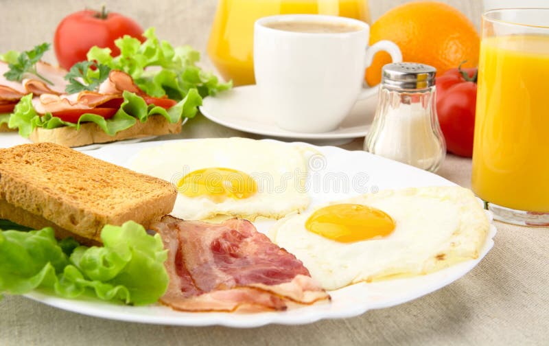 Gezond vettig ontbijt met kop van koffie met bacon, eieren