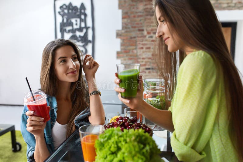 Gezond Voeding en Dieetvoedsel Vrouwen die Vers Sap drinken royalty-vrije stock afbeeldingen Gezond Voeding en Dieetvoedsel Vrouwen die Vers Sap drinken royalty-vrije stock afbeeldingen