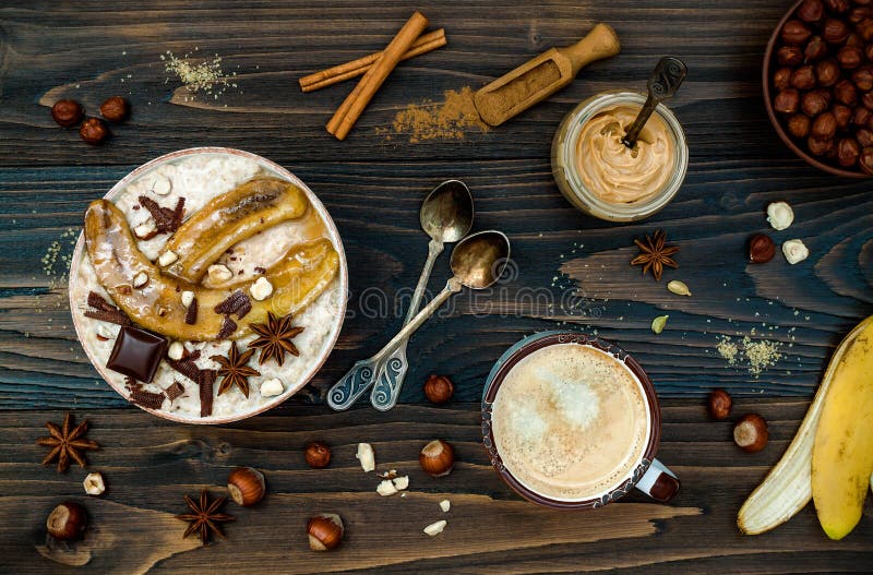 Gezonde daling en de winterontbijtkom De Chaithee goot nachtelijke die haverhavermoutpap met gekarameliseerde bananen, ruwe donke royalty-vrije stock foto Gezonde daling en de winterontbijtkom De Chaithee goot nachtelijke die haverhavermoutpap met gekarameliseerde bananen, ruwe donke royalty-vrije stock foto