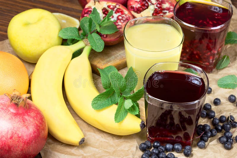 Gezonde die fruitdranken met verse, organische vruchten worden gemaakt royalty-vrije stock fotografie Gezonde die fruitdranken met verse, organische vruchten worden gemaakt royalty-vrije stock fotografie