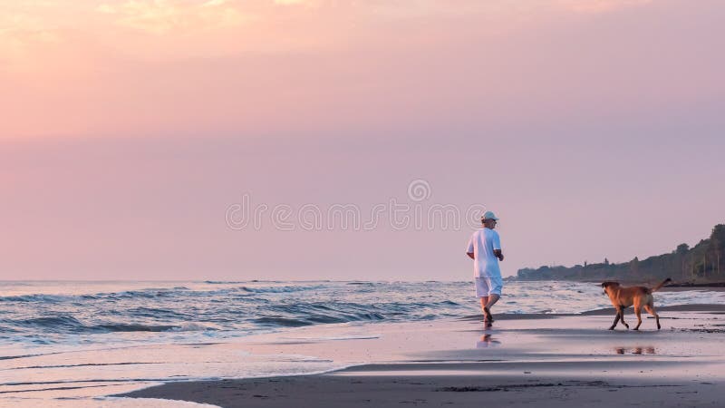 Gezonde die levensstijl, ochtend op het strand in werking wordt gesteld stock fotografie Gezonde die levensstijl, ochtend op het strand in werking wordt gesteld stock fotografie
