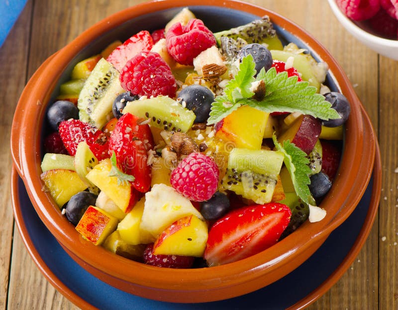 Gezonde eigengemaakte fruitsalade op rustieke achtergrond stock foto Gezonde eigengemaakte fruitsalade op rustieke achtergrond stock foto