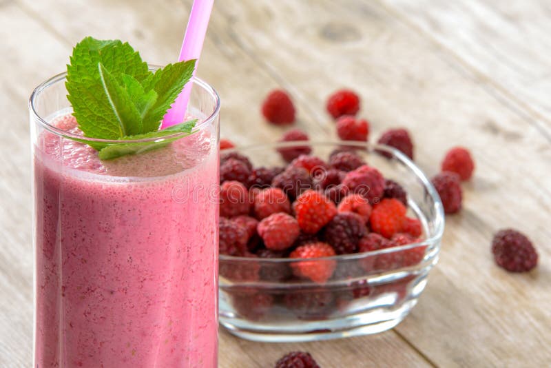 Gezonde en smakelijke framboos smoothie royalty-vrije stock foto Gezonde en smakelijke framboos smoothie royalty-vrije stock foto