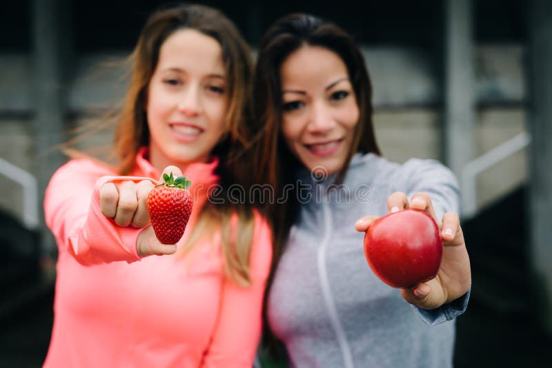 Gezonde geschiktheidssnack met rode appel en aardbei stock foto's Gezonde geschiktheidssnack met rode appel en aardbei stock foto's