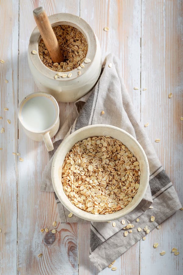 Gezonde granola met verse vruchten voor ontbijt stock fotografie Gezonde granola met verse vruchten voor ontbijt stock fotografie