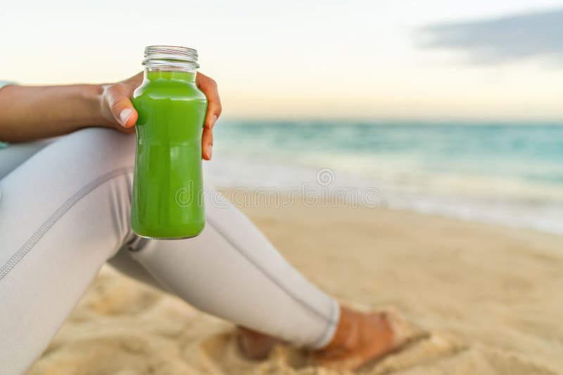Gezonde groene sap detox gladthie drink strandvrouw Meisje met glazen fles koude geperste groente, sappende trend voor