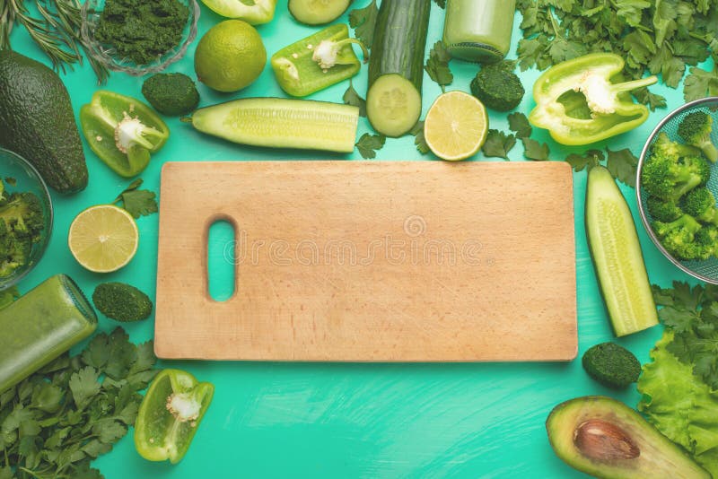 Gezonde groene veganist kokende ingrediënten Hekelenen-leg met het houten ontmoedigen en groene groenten en greens, hoogste menin royalty-vrije stock afbeeldingen Gezonde groene veganist kokende ingrediënten Hekelenen-leg met het houten ontmoedigen en groene groenten en greens, hoogste menin royalty-vrije stock afbeeldingen