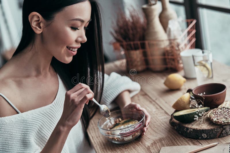 Gezonde Levensstijl Aantrekkelijke jonge vrouw die gezonde breakfa eten stock fotografie Gezonde Levensstijl Aantrekkelijke jonge vrouw die gezonde breakfa eten stock fotografie