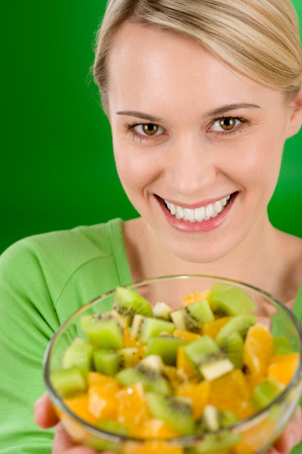 Gezonde levensstijl - de fruitsaladekom van de vrouwenholding stock foto Gezonde levensstijl - de fruitsaladekom van de vrouwenholding stock foto