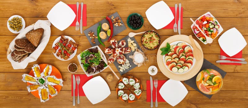 Gezonde maaltijd bij feestelijke die lijst voor dinerpartij wordt gediend stock fotografie Gezonde maaltijd bij feestelijke die lijst voor dinerpartij wordt gediend stock fotografie