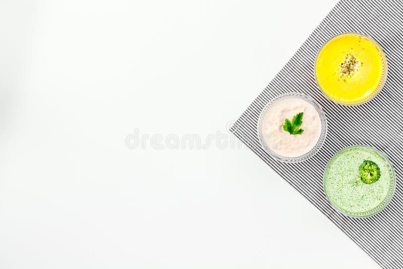 Gezonde organische vegetarische maaltijd Het concept van de roomsoep Gekleurde soepen met pompoen, broccoli, paddestoelen op witt royalty-vrije stock foto's Gezonde organische vegetarische maaltijd Het concept van de roomsoep Gekleurde soepen met pompoen, broccoli, paddestoelen op witt royalty-vrije stock foto's